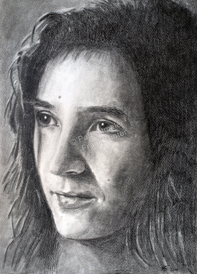 Eine Kohlezeichnung Portraitzeichnung einer Frau